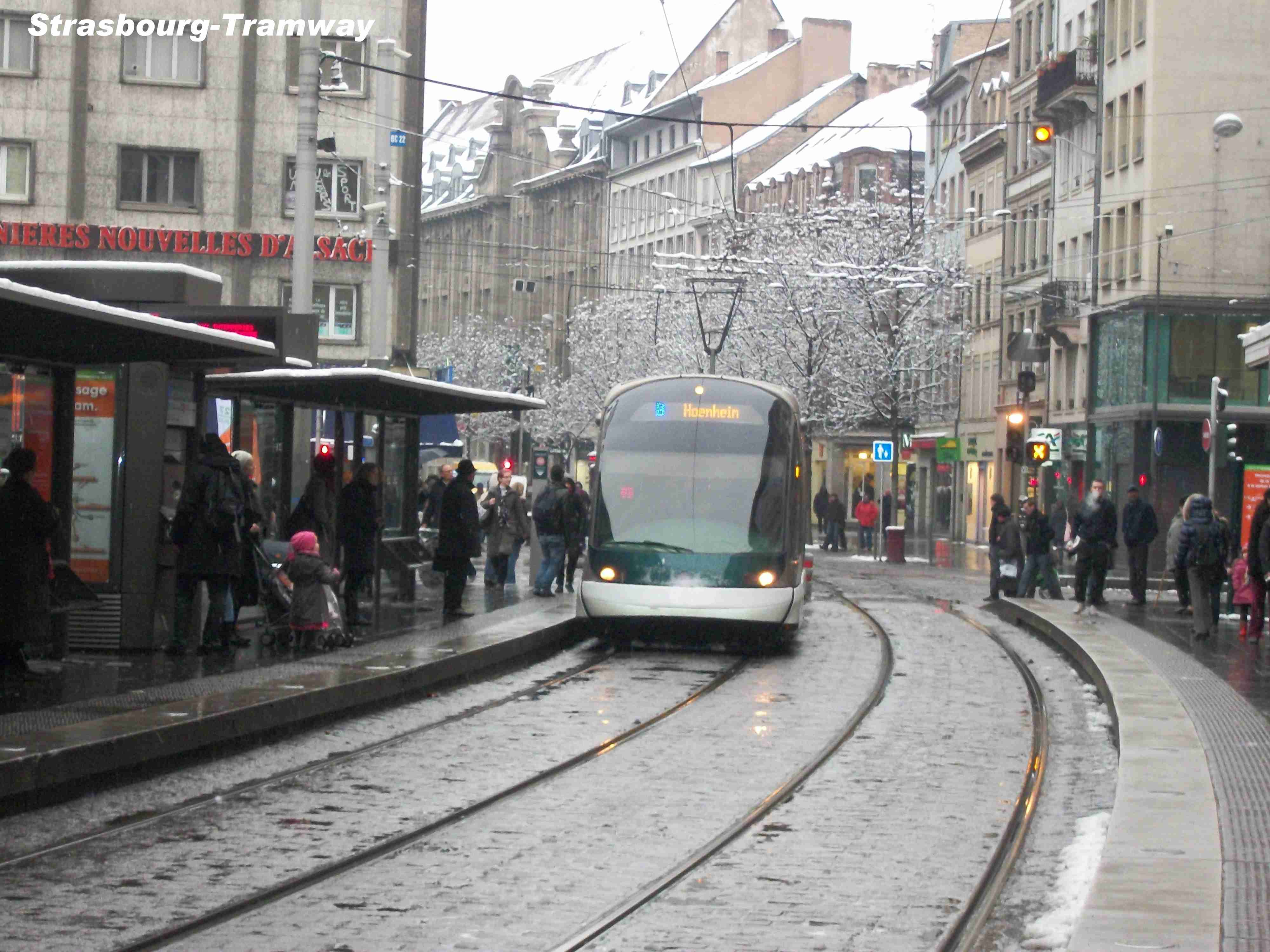 Un Eurotram de la ligne B entre en station.